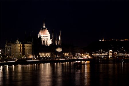 simsearch:400-05386551,k - Night lights in Budapest-Hungary Photographie de stock - Aubaine LD & Abonnement, Code: 400-05228907