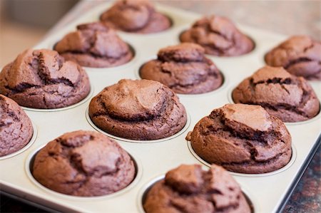 Twelve freshly baked chocolate muffins in muffin tray Foto de stock - Super Valor sin royalties y Suscripción, Código: 400-05229226