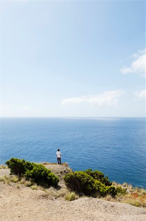 einzelgänger (männlich) - Man at the edge of a cliff  looking at sea in Faial island, Azores, Portugal Stockbilder - Microstock & Abonnement, Bildnummer: 400-05229614