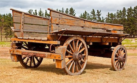 Old wooden wagon standing outside in the sun Foto de stock - Royalty-Free Super Valor e Assinatura, Número: 400-05229702