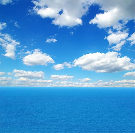 simsearch:400-04783475,k - cloudy blue sky above a surface of the sea Foto de stock - Royalty-Free Super Valor e Assinatura, Número: 400-05220532