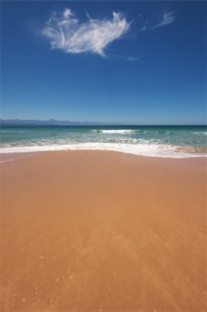 simsearch:400-04838949,k - Tir vertical de la plage en Afrique du sud par une belle journée ensoleillée Photographie de stock - Aubaine LD & Abonnement, Code: 400-05220589