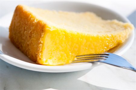 simsearch:400-06643502,k - Slice of lemon butter cake, photo taken with natural sunlight in morning. Photographie de stock - Aubaine LD & Abonnement, Code: 400-05220713
