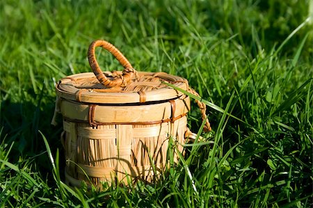 Wicker basket sitting in grass Photographie de stock - Aubaine LD & Abonnement, Code: 400-05220880