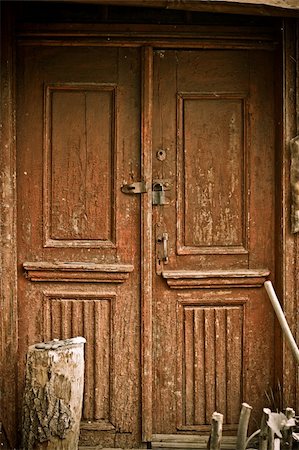 Beautiful ancient wooden door with castle Foto de stock - Super Valor sin royalties y Suscripción, Código: 400-05221886