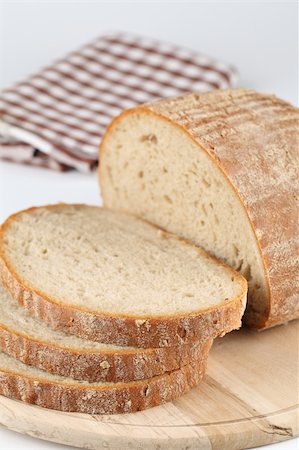 simsearch:859-06469950,k - Loaf of fresh bread on cutting board Stock Photo - Budget Royalty-Free & Subscription, Code: 400-05222958