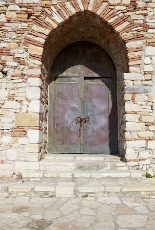 simsearch:400-05205193,k - Main entry of the Pigeon Island Fortress, also known as the Pirates castle, in the Kusadasi harbor, on the Aegean coast of Turkey. Foto de stock - Super Valor sin royalties y Suscripción, Código: 400-05223571