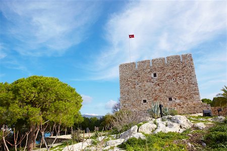 simsearch:400-05205193,k - Pigeon Island Fortress, also known as the Pirates castle, in the Kusadasi harbor, on the Aegean coast of Turkey. Foto de stock - Super Valor sin royalties y Suscripción, Código: 400-05223572