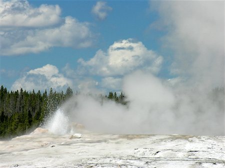 simsearch:400-05351326,k - The Famous "Old Faithful" Geyser in Yellowstone National Park Foto de stock - Royalty-Free Super Valor e Assinatura, Número: 400-05223722
