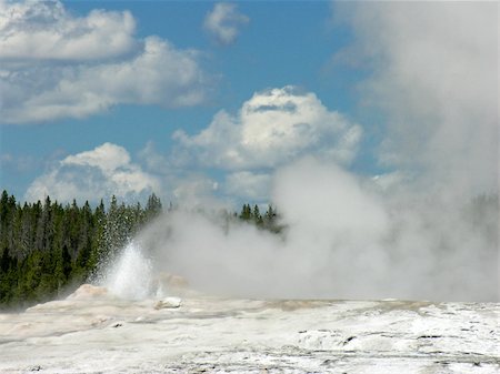 simsearch:400-05246542,k - The Famous "Old Faithful" Geyser in Yellowstone National Park Foto de stock - Super Valor sin royalties y Suscripción, Código: 400-05223722