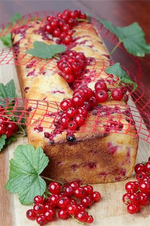 simsearch:400-04380218,k - Homemade sponge cake with fresh organic red currants Stock Photo - Budget Royalty-Free & Subscription, Code: 400-05234002