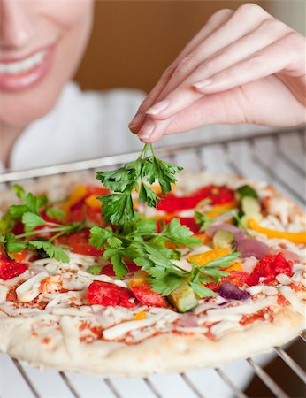 simsearch:400-07953213,k - Close-up of a female chef preparing a pizza in a kitchen Foto de stock - Super Valor sin royalties y Suscripción, Código: 400-05235241