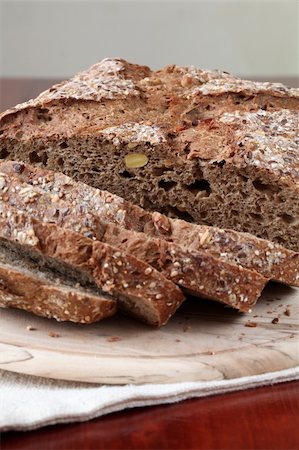 simsearch:400-04699541,k - Loaf of wholemeal bread with slices on cutting board Foto de stock - Super Valor sin royalties y Suscripción, Código: 400-05235435