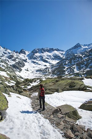 forscherin (expedition) - woman hiking at gredos mountains in avila spain Stockbilder - Microstock & Abonnement, Bildnummer: 400-05236754