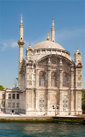 simsearch:862-03355075,k - A mosque on the edge of a large river against a blue sky Stock Photo - Budget Royalty-Free & Subscription, Code: 400-05236834