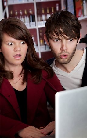 porão - Woman and man staring in disbelief at a laptop Stock Photo - Budget Royalty-Free & Subscription, Code: 400-05237456