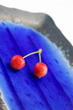 simsearch:400-04266671,k - A pair of cherries on stalks sitting on a blue glazed plate Foto de stock - Super Valor sin royalties y Suscripción, Código: 400-05237510