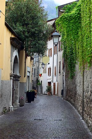 simsearch:400-07212378,k - View of a narrow street in Arco, North Italy, with Alps in the background Foto de stock - Royalty-Free Super Valor e Assinatura, Número: 400-05238611