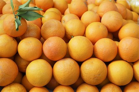 fruit drink shop - Valencia oranges stacked on market in mediterranean spain Stock Photo - Budget Royalty-Free & Subscription, Code: 400-05239915