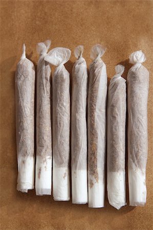 simsearch:400-05079986,k - joint cigarettes hand rolled in row tobacco closeup Foto de stock - Super Valor sin royalties y Suscripción, Código: 400-05239929