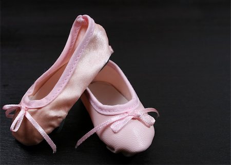 dancing on tables - One Leather and one satin ballet shoe Photographie de stock - Aubaine LD & Abonnement, Code: 400-05230319