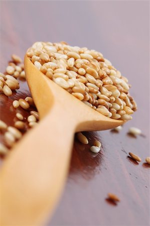 simsearch:700-00342851,k - Roasted sesame seeds on a wooden spoon Photographie de stock - Aubaine LD & Abonnement, Code: 400-05230869