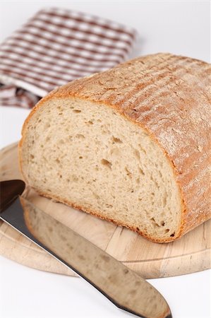 simsearch:859-06469950,k - Loaf of fresh bread on cutting board Stock Photo - Budget Royalty-Free & Subscription, Code: 400-05230862