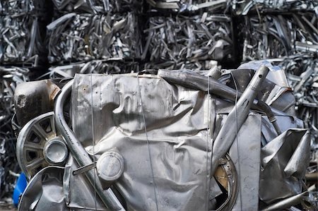simsearch:614-02073306,k - Scrap aluminum is crushed and baled, ready for transport and recycling. Foto de stock - Super Valor sin royalties y Suscripción, Código: 400-05230948