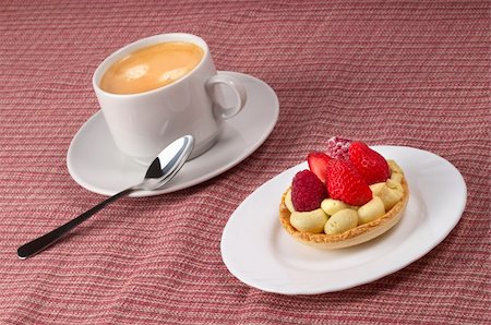simsearch:628-02615924,k - Little white espresso coffee cup and small berry tart over checked table-cloth background Foto de stock - Royalty-Free Super Valor e Assinatura, Número: 400-05231509