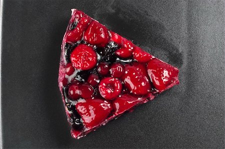 Small berries tart piece macro shot over black background Fotografie stock - Microstock e Abbonamento, Codice: 400-05231518