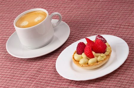 simsearch:628-02615924,k - Little white espresso coffee cup and small berry tart over checked table-cloth background Foto de stock - Royalty-Free Super Valor e Assinatura, Número: 400-05231510