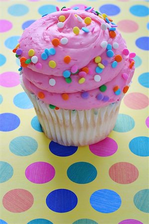 simsearch:400-04178778,k - gourmet polka dot cupcake Foto de stock - Super Valor sin royalties y Suscripción, Código: 400-05232454