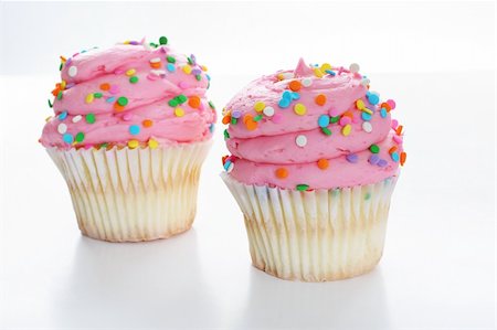 simsearch:400-04178778,k - Two pink gourmet cupcake isolated on white Foto de stock - Super Valor sin royalties y Suscripción, Código: 400-05232456