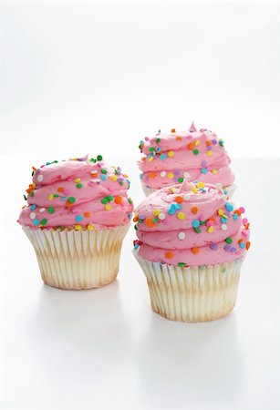 simsearch:400-04178778,k - gourmet cupcakes isolated on white vertical Foto de stock - Super Valor sin royalties y Suscripción, Código: 400-05232457