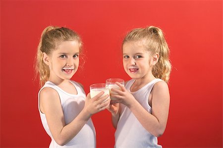 simsearch:400-05014700,k - twins drinking milk smile Fotografie stock - Microstock e Abbonamento, Codice: 400-05232706