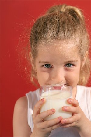 simsearch:400-05014700,k - happy little girl drinking milk Fotografie stock - Microstock e Abbonamento, Codice: 400-05232708