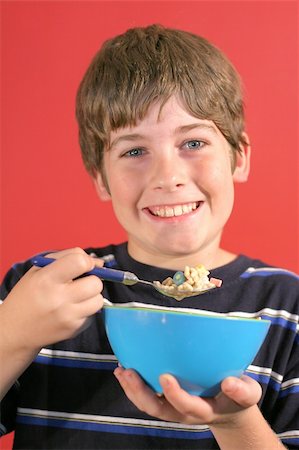 simsearch:400-05014700,k - young boy eating cereal vertical Fotografie stock - Microstock e Abbonamento, Codice: 400-05232711