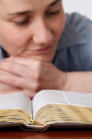 simsearch:400-04719774,k - Young woman reading the Bible. Focus on the Bible Photographie de stock - Aubaine LD & Abonnement, Code: 400-05232759