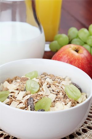 simsearch:400-05735704,k - Healthy breakfast consisting of granola, grapes, apple, orange juice and milk Photographie de stock - Aubaine LD & Abonnement, Code: 400-05232761