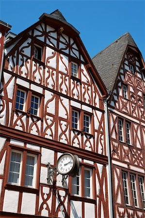 Half-timbered houses in the historical centre of Trier, the oldest city in Germany. This typical medieval houses were made of wooden frameworks (timbers). The spaces between the timbers were often infilled with wattle-and-daub, brick, or rubble. Foto de stock - Royalty-Free Super Valor e Assinatura, Número: 400-05233349