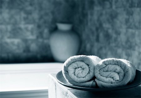 Two white rolled towels in a bathing room Photographie de stock - Aubaine LD & Abonnement, Code: 400-05245331