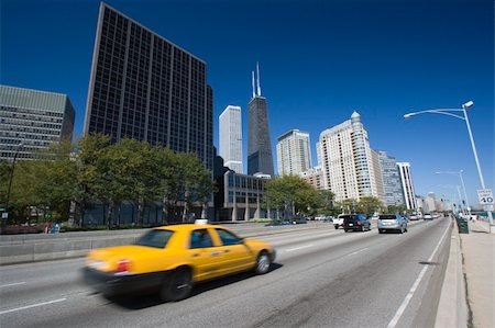 simsearch:400-04709717,k - Yellow Taxi driving Lake Shore Drive in Chicago. Foto de stock - Super Valor sin royalties y Suscripción, Código: 400-05245355