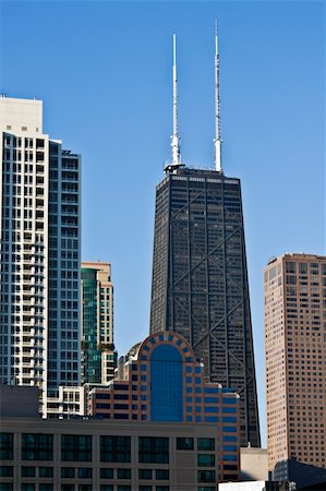 simsearch:400-04711288,k - Hancock betweetn other buildings - Chicago, IL. Photographie de stock - Aubaine LD & Abonnement, Code: 400-05246543