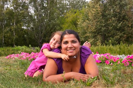 Mother and her little daughter in the city garden Fotografie stock - Microstock e Abbonamento, Codice: 400-05246619