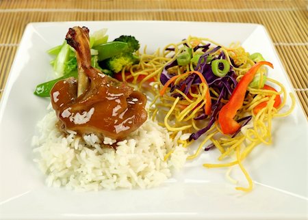 Delicious chicken drumette with Asian crispy coleslaw. Stockbilder - Microstock & Abonnement, Bildnummer: 400-05247043