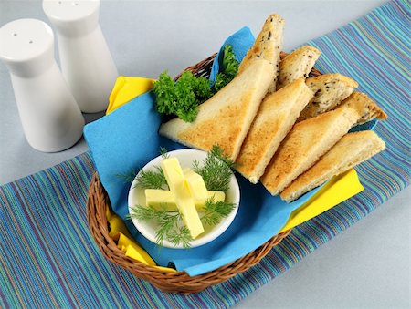 simsearch:400-04055000,k - Crisp toast quarters with butter and Italian parsley. Photographie de stock - Aubaine LD & Abonnement, Code: 400-05247100