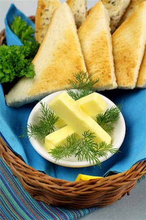simsearch:400-04055000,k - Crisp toast quarters with butter and Italian parsley. Photographie de stock - Aubaine LD & Abonnement, Code: 400-05247101