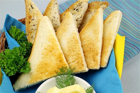 simsearch:400-04055000,k - Crisp toast quarters with butter and Italian parsley. Photographie de stock - Aubaine LD & Abonnement, Code: 400-05247102