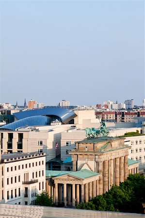 simsearch:400-07034340,k - The BRANDENBURG GATE in Berlin Germany Foto de stock - Royalty-Free Super Valor e Assinatura, Número: 400-05247366