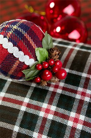 plaid christmas - Christmas decoration fabric ball Scottish printing pattern Foto de stock - Super Valor sin royalties y Suscripción, Código: 400-05248162